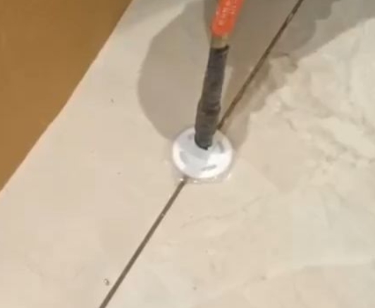 红塔瓷砖空鼓维修公司专业解答瓷砖在铺贴过程中，如果没有涂抹均匀到位的粘结材料（如水泥砂浆或瓷砖胶），可能会导致以下问题