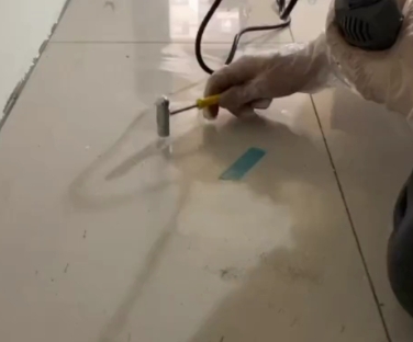 红塔瓷砖开裂维修公司专业分享瓷砖在铺贴前如果没有沥干水分，将会导致以下问题